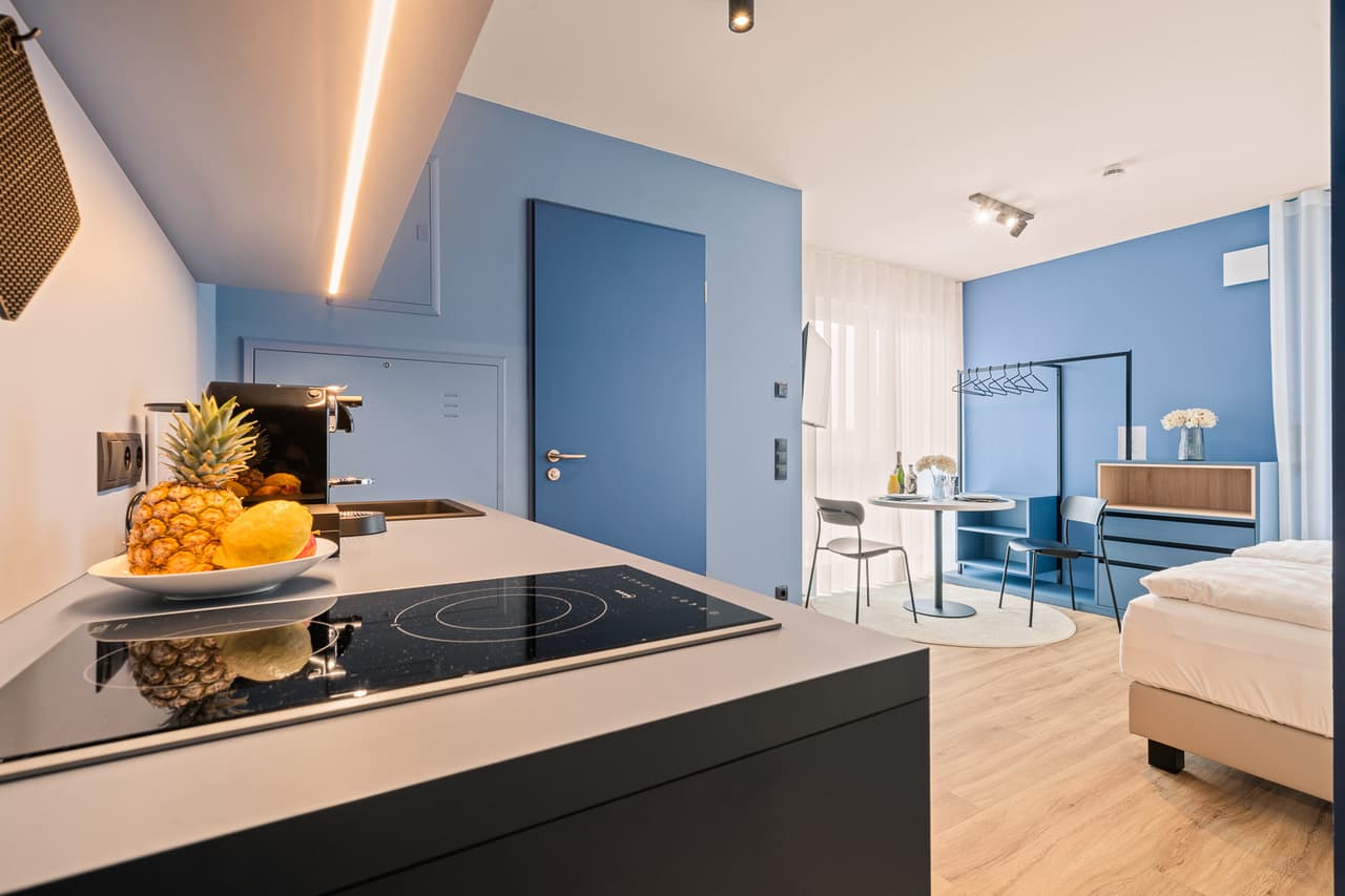 Studio mit Küchenzeile und Wohnbereich im Motel 42