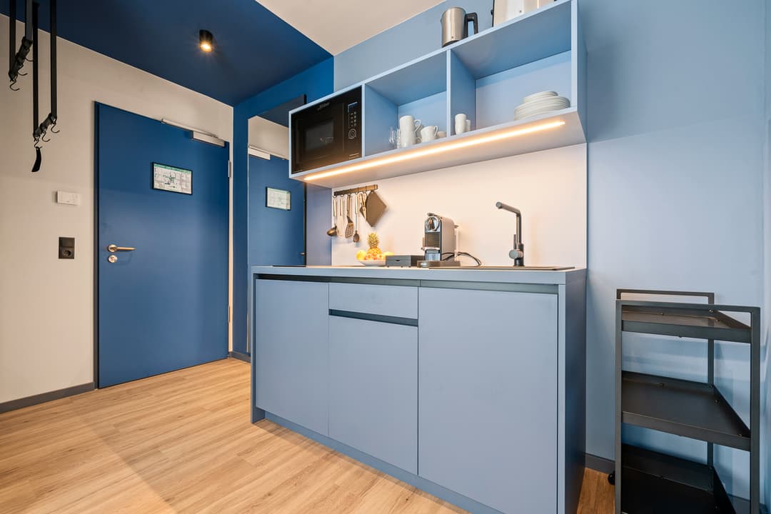 Küchenzeile mit blauen Fronten im Studio