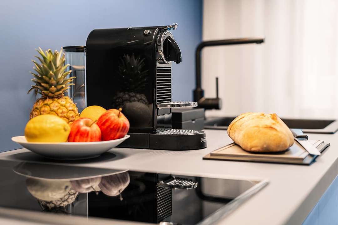 Kaffeemaschine und frische Zutaten in der Küchenzeile